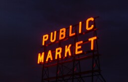 pubblick market neon light insigna in the dark on a rooftop