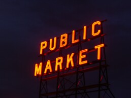pubblick market neon light insigna in the dark on a rooftop